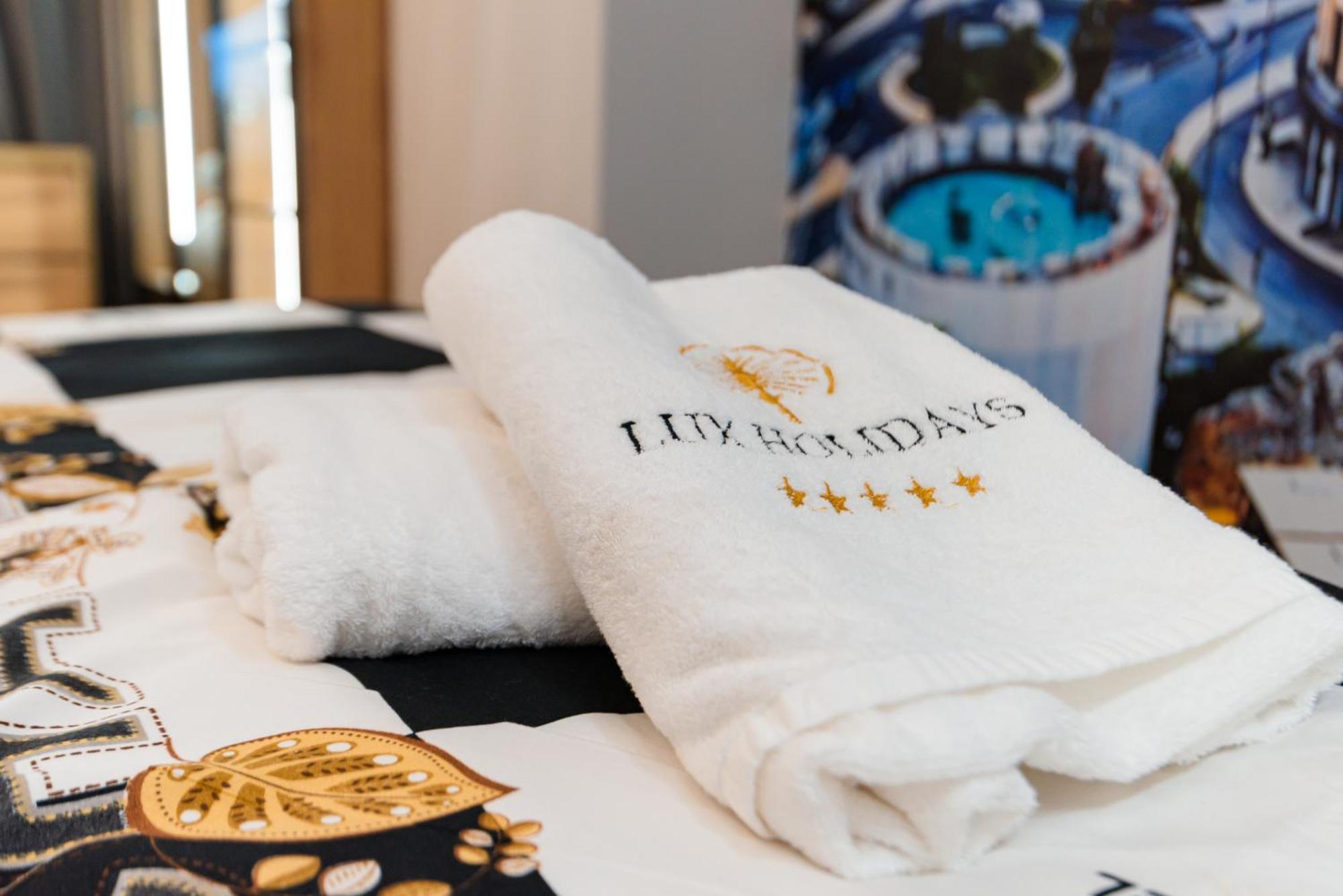 Lux Holidays Durres Bagian luar foto
